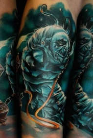 大臂彩色幻想的卡特彼勒纹身图案