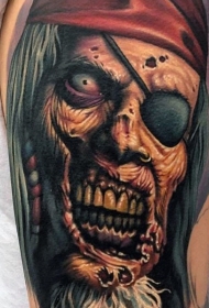 海盗卡通主题的彩色僵尸肖像手臂纹身图案