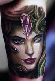 手臂彩色的写实美杜莎头像纹身图案