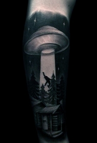 手臂黑白外星飞船与人类和房子纹身图案