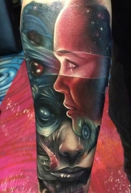 梦幻风格的彩色神秘女人肖像和怪物手臂纹身图案