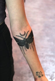 手臂黑色的小飞蛾纹身图案