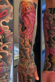 亚洲风格的彩色大水母手臂纹身图案