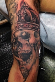 经典的黑灰风格骷髅与皇冠手臂纹身图案