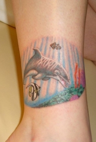 脚踝上简单的彩色海豚纹身图案