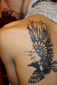 背部令人印象深刻的抽象风格黑色鹰纹身图案