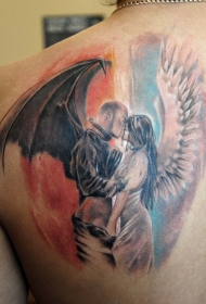 背部亲吻的天使和恶魔彩色纹身图案