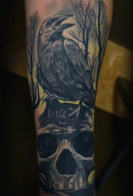 神秘的乌鸦与骷髅和黑暗森林彩色手臂纹身图案