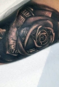 手臂黑白玫瑰花与美元手臂纹身图案
