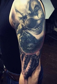 手臂华丽的3D邪恶小丑与地球纹身图案