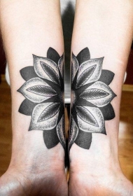 美丽的点刺黑白大花朵脚踝纹身图案