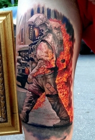 手背彩色惊人的写实燃烧宇航员纹身图案