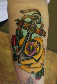 old school可爱的船锚与黄玫瑰手臂纹身图案