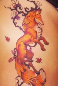 红色狐狸和树枝花朵彩色侧肋纹身图案
