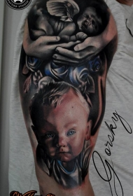 手臂纪念式的彩色小宝宝与天使纹身图案