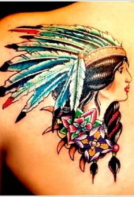 背部奇妙的彩色3D可爱印度女人与花朵纹身图案