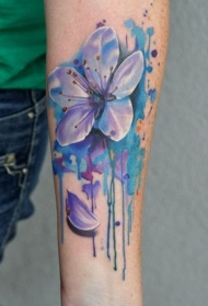 手臂3D写实五彩缤纷的花朵和水彩泼墨纹身图案
