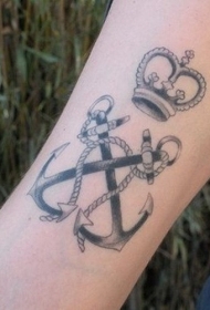 交叉的黑白船锚与皇冠手臂纹身图案