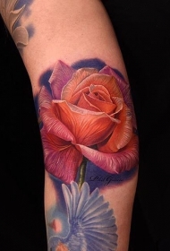 惊人的写实玫瑰与鸽子手臂纹身图案