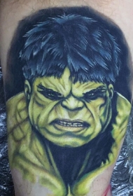 漫画风格的彩色愤怒绿巨人手臂纹身图案