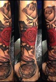 现代传统风格的彩色时钟玫瑰手臂纹身图案