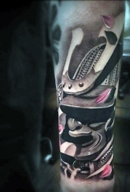 手臂彩色的武士头盔和粉红色花瓣纹身图案