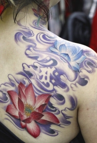 背部惊人的紫色和蓝色莲花纹身图案