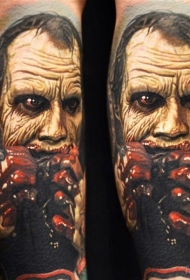 手臂惊人的彩色恐怖风格僵尸与血腥的手纹身图案