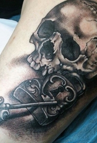 手臂黑白骷髅与逼真的钥匙锁纹身图案