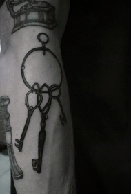 手臂小小的黑色一串钥匙纹身图案
