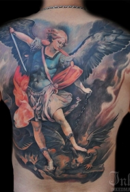 背部色彩鲜艳的天使与剑和恶魔纹身图案