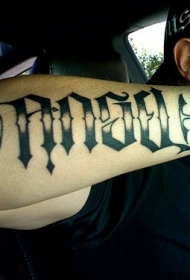 手臂黑白个性花体字母纹身图案