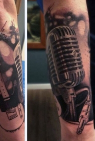 手臂黑白麦克风与电吉他纹身图案