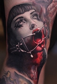 彩色恐怖风格的血腥女性肖像手臂纹身图案