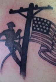 背部电桩和工人剪影与美国国旗纹身图案