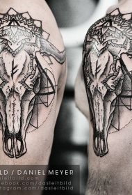 大臂黑白动物头骨与装饰纹身图案