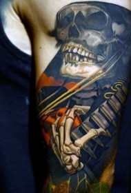 手臂非常漂亮的彩色骷髅骨架弹吉他纹身图案