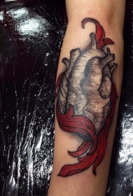 手臂雕刻风格的彩色心脏与火焰纹身图案