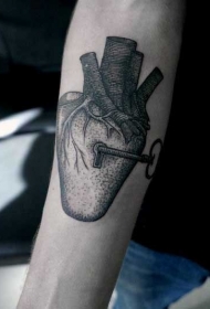 手臂黑色点刺的心脏锁与钥匙纹身图案