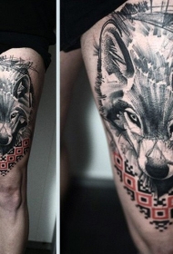 大腿抽象风格的狼与装饰纹身图案