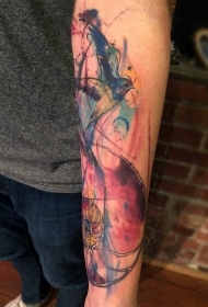 手臂五彩的小鸟与花朵纹身图案