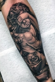 难以置信的黑白小天使与玫瑰手臂纹身图案