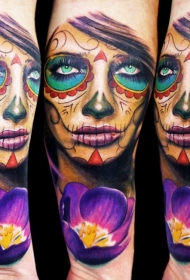 墨西哥传统风格彩色女人和花朵手臂纹身图案