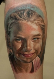 手臂五颜六色的女孩微笑肖像纹身图案