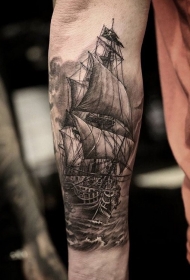 黑灰色大型海盗帆船手臂纹身图案
