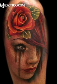 手臂3D风格的彩色红玫瑰和哭泣的女人纹身图案