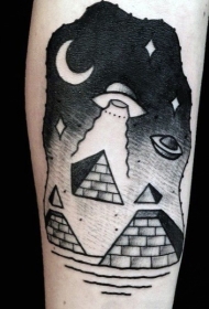 简单的黑白外星人飞船与金字塔手臂纹身图案