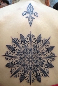 背部惊人的黑色百合花纹章和梵花纹身图案