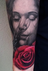 甜美的彩色女人肖像与红玫瑰手臂纹身图案