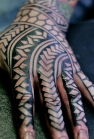 手背惊人的黑色波利尼西亚纹身图案
